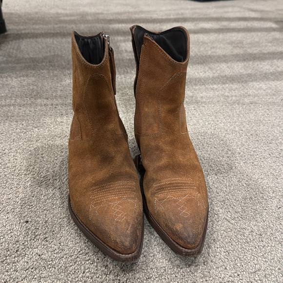 Golden goose boots, so iconic!!!! - Picture 2 of 3